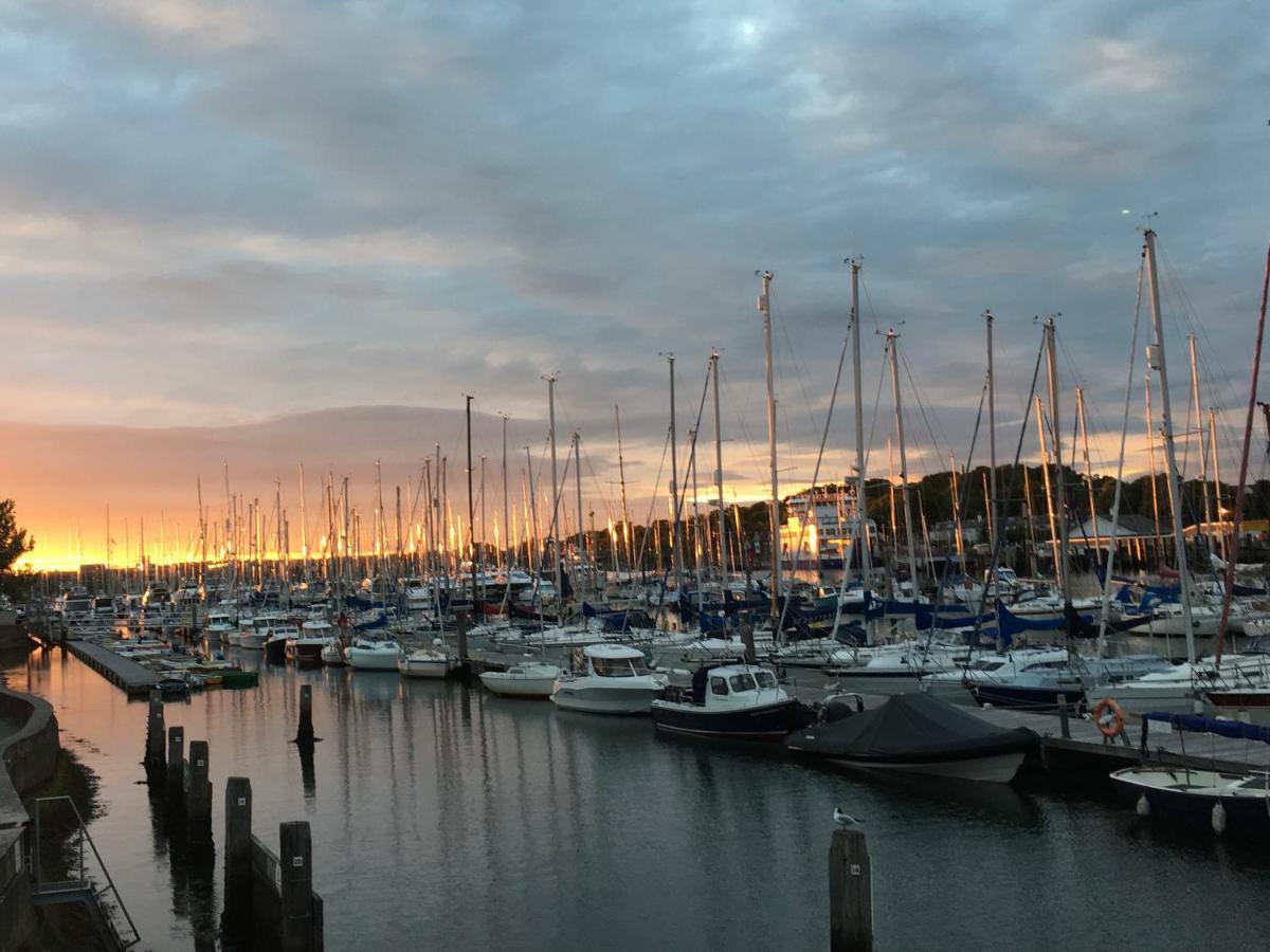 No 64 Bed And Breakfast Lymington Esterno foto
